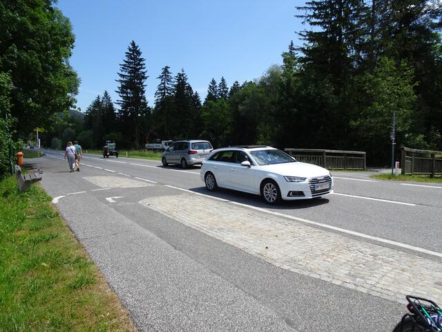 An dieser gefährlichen Stelle der Seeufer Landesstraße sollte dringend eine gesicherte "RADFAHRERÜBERFAHRT" installiert werden!