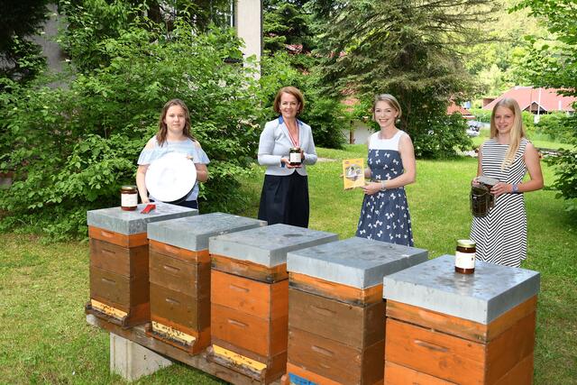 (v.l.n.r.) Jungimkerin Lia Marie Tache, Bildungs-Landesrätin Christiane Teschl-Hofmeister, Kurskoordinatorin Valeria Voit mit der Jungimkerin Stefanie Zenz  | Foto: Jürgen Mück