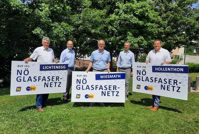 
Projektbesprechung Glasfaserausbau mit Josef Schrammel (Bürgermeister Lichtenegg), Thomas Heissenberger (nöGIG), Erich Rasner (Bürgermeister Wiesmath), Reinhard Baumgartner (nöGIG), Manfred Grundtner (Bürgermeister Hollenthon). | Foto: nöGIG