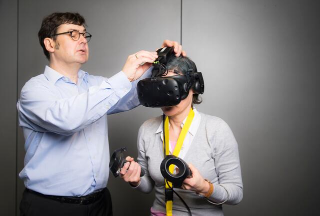 Projektleiter Anton Fuhrmann fixiert die VR-Brille.
