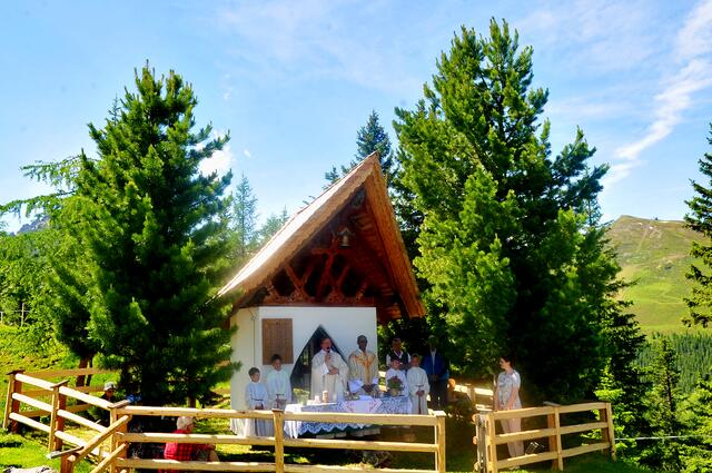 Die Wendelin-Kapelle auf der Birgitzer Alm wurde renoviert und bei einem Festakt gesegnet. | Foto: Hassl