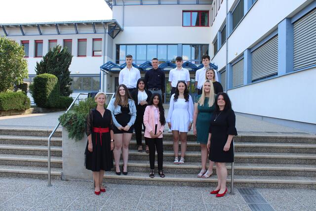 AbsolventInnen der 3S mit Dir. Sonja Hasler und Klassenvorständin Rita Binder-Schöll sowie Prof. Ramona Hedl