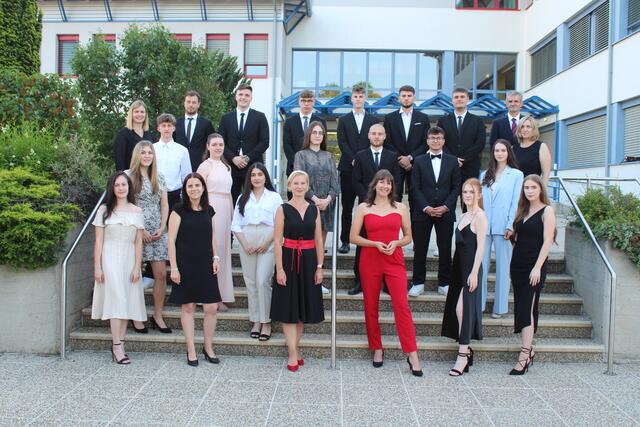 AbsolventInnen der 5BK mit Dir. Sonja Hasler und Klassenvorständin Eva Kneisz sowie den ProfessorInnen Ramona Hedl und Nicole Prandl