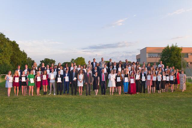 Die Klassen 8a, 8b und 8c des Gymnasiums sowie die 3. Klasse der Handelsschule nahmen Abschied von ihrer Schullaufbahn. | Foto: BORG/HAS Jennersdorf