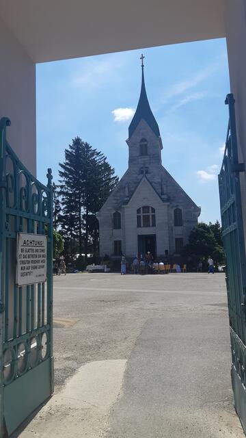Der Platz vor der Heilandskirche auf dem Zentralfriedhof wird von der Glaubenskirche gerne für Aktivitäten unter freiem Himmel genutzt | Foto: C. Buchar