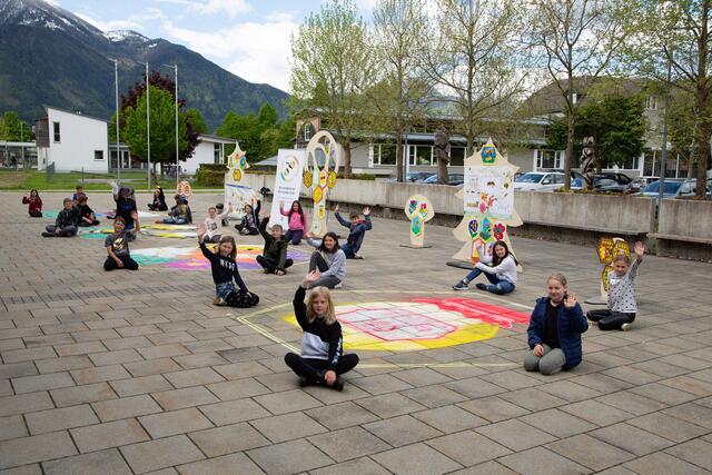 Zum Weltbienentag am 20. Mai gestalteten die Kinder ein Bienenprojekt im Freien vor dem Marktgemeindeamt in St. Michael ob Bleiburg. | Foto: Europaschule St. Michael/Evropska šola Šmihel