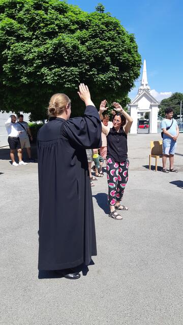 Auch Diakonie-Direktorin Maria Katharina Moser und Vikarin Florentine Durel tanzen  | Foto: C. Buchar