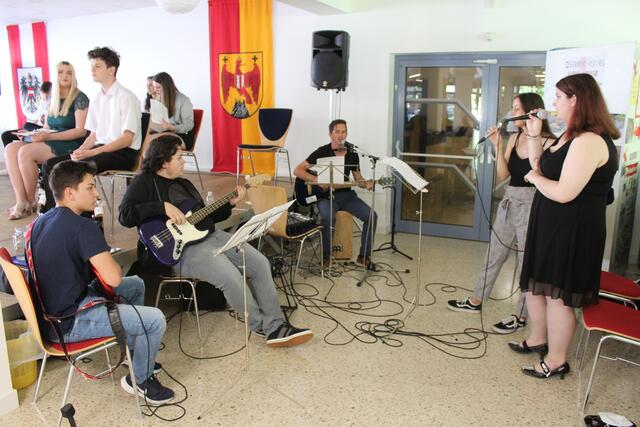 Die Schulband mit Prof. Wiedenhofer (an der Gitarre) umrahmte die Feiern musikalisch