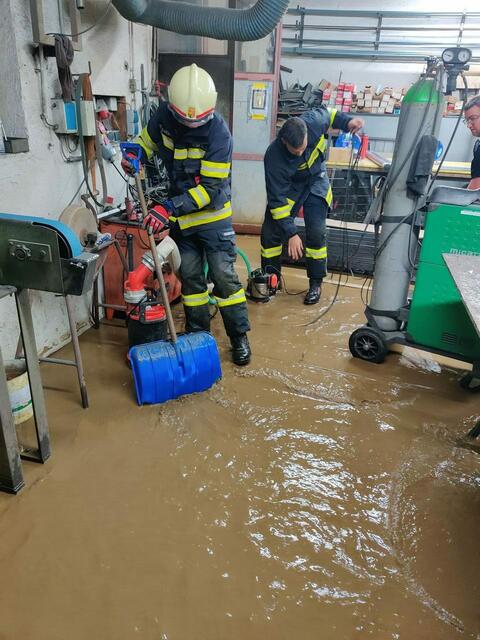Windböen, Hagel und Starkregen machten unter anderem den Freiwilligen Feuerwehren in Rohrbach zu schaffen.  | Foto: FF Oepping
