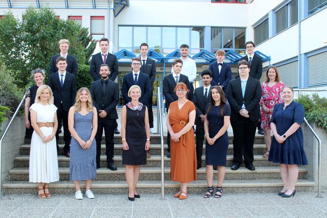 AbsolventInnen der 5AK mit Dir. Sonja Hasler und Klassenvorständin Gesa Buzanich sowie den Professorinnen Dagmar Kraly- Stimakovits, Henrietta Marinov-Klein, Eva Tajmel und Judith Friedl