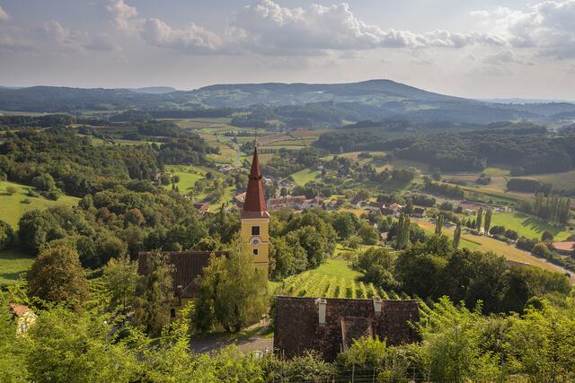 Der Blick vom Kapfensteiner Kogel in das Steirische Vulkanland hinein – mit seinen sanften Hügeln und steilen Weinhängen – ist atemberaubend schön.