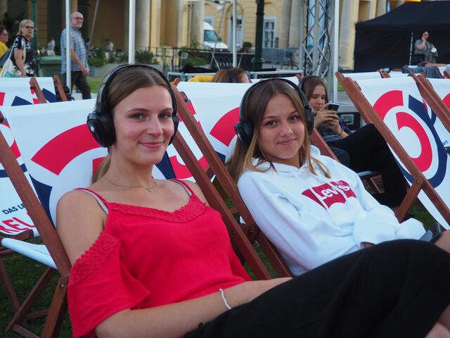 Die Freundinnen Vanessa und Kristina hatten einen schönen Abend.