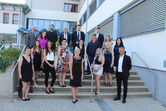 Abendschul-AbsolventInnen mit Dir. Sonja Hasler und Studienleiter Norbert Liebentritt sowie den ProfessorInnen Alexej Tajmel, Christa Nestl und Rita Binder-Schöll