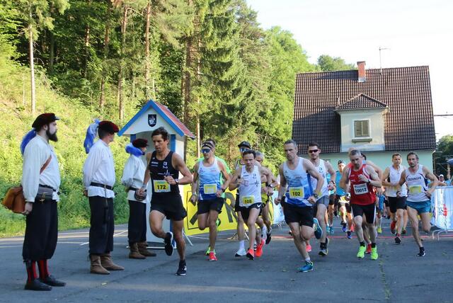 Der Feldbacher Sonnwendlauf wurde am Gnaser Bahnhof gestartet. Vom Start weg ging Florian Riegler (Nummer 172) in Führung und behauptete sie bis zum Ziel vor dem Feldbacher Zentrum.