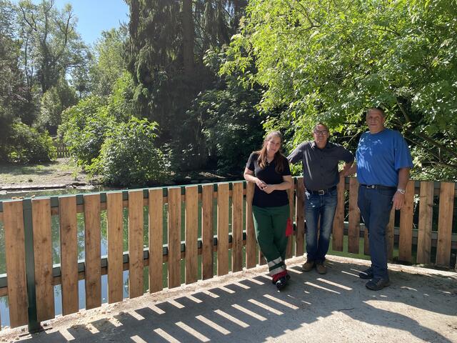 Katharina Bichler, Robert Wotapek und Klaus Müller von der Stadtgärtnerei St. Pölten sind im Einsatz für eine saubere Parkanlage.