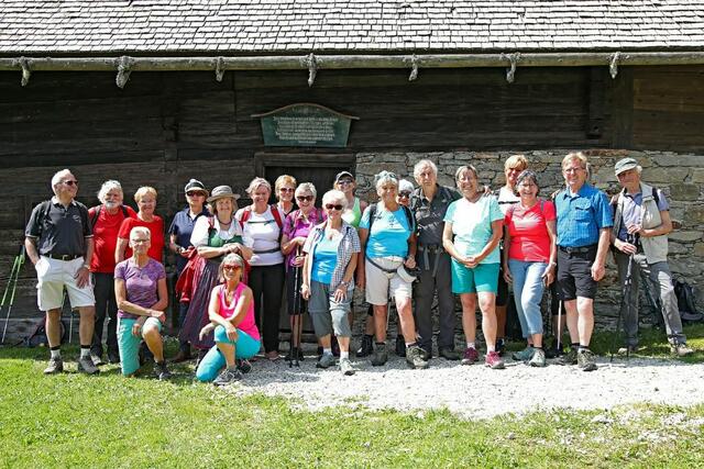 Zahlreiche Teilnehmer wanderten auf Roseggers Spuren. | Foto: Hiller