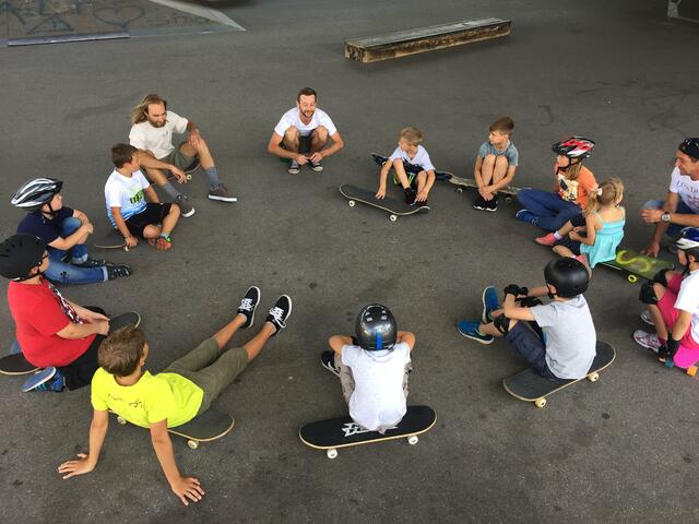 Wieder mit dabei im Programm: Die beliebten Workshops Bogenschießen, Skateboarden und Slacklinen. | Foto: Martina Hofmair