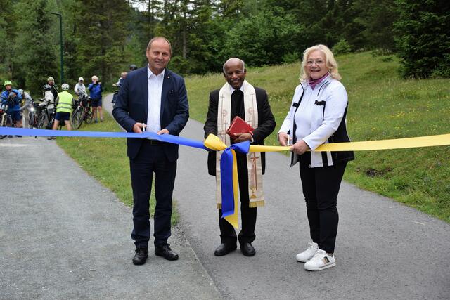 Radweg-Eröffnung am Pillersee durch LH-Stv. Josef Geißler, Pfarrer Santan Fernandez und Bürgermeisterin Brigitte Lackner (v. li.). | Foto: Roswitha Wörgötter