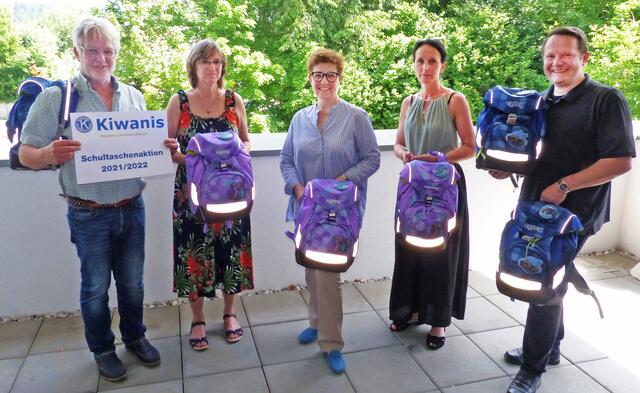 Hochreiter, Volksschuldirektorin Eva Holl (VS 1), Kölblinger, VS-Direktorin Regina Hemetsberger (Pestalozzischule), Huemer-Erber (v.l.). | Foto: Kiwanis