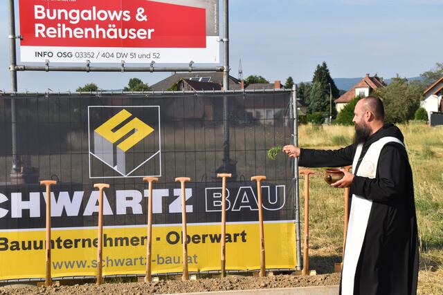Pfarrer Adalbert Gáspár segnete die Baustelle für ein unfallfreies Bauen. | Foto: Michael Strini