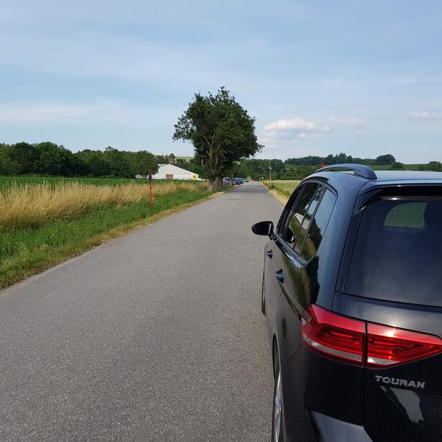 Die Fahrbahnbreite von 5 Metern muss gegeben sein. Das heisst: Ist auf einer Seite Halte- und Parkverbot, darf man gegenüber nur dann stehen, wenn diese 5 Meter gegeben sind. Diese sind hier am Bild nicht gegeben. Somit kam es zu 17 Anzeigen. Grund: Gegenverkehr nicht möglich - im Falle eines Einsatzes fatal | Foto: Tanja Handlfinger