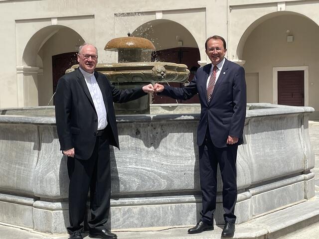 Diözesanbischof Alois Schwarz und Bürgermeister Matthias Stadler freuen sich über die umfassende Kooperation. | Foto: Werilly