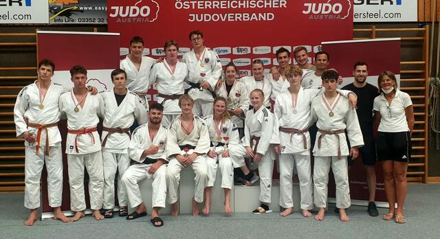 Die erfolgreichen Salzburger U21-Judoka siegten in Oberwart in der Medaillenwertung knapp vor Wien. Auf Vereinsebene belegt Sanjindo Bischofshofen (3x Gold / 1x Silber / 1x Bronze) hinter den Galaxy Tigers (Wien) Platz zwei.

 

Anbei Foto  | Foto: ÖJV