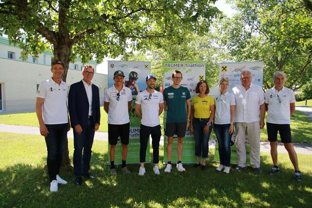 Von Links: Organisationschef, Josef Gruber, der Generalsekretär des österreichischen Triathlon Verbandes Herwig Grabner, die Triathleten Lukas Hollaus, Patrick Lange, Günther Matzinger, Birgit Berger, Obfrau des Triathlon Vereins TrumerTriTeam, Sabine Gärtner Geschäftsführerin des Tourismusverband Obertrum, Simon Wallner, der Bürgermeister von Obertrum und Franz Federspieler.



  | Foto: Wolfgang Aigner