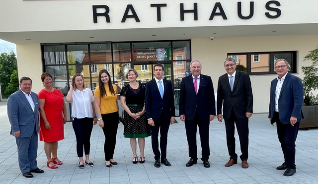 Beim Rathaus in Groß St. Florian erfolgte der Auftakt der "Zuversichtstour" im Bezirk Deutschlandsberg. Danach ging es nach St. Martin im Sulmtal zur Wolfram Bergbau- und Hütten AG weiter.