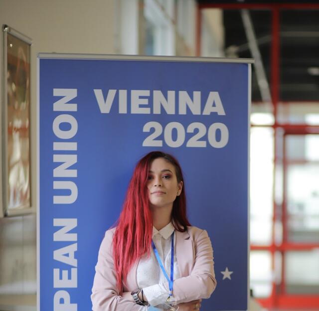 Im Jahr 2019 kam Isabelle erstmals mit MEU (Model European Union) Vienna in Kontakt. Dabei haben Studenten und junge Erwachsene die Möglichkeit, in die Rollen von EuropaparlamentarierInnen, MinisterInnen, JournalistInnen  oder LobbyistInnen zu schlüpfen und über konkrete Themen, die unsere Zukunft bestimmen, zu debattieren.  | Foto: Armin Kayami