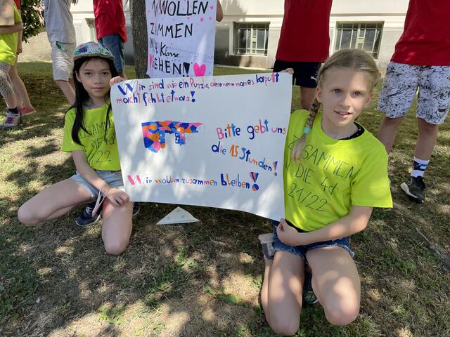Mit selbstgebastelten Schildern machten die Schüler auf ihre Situation aufmerksam | Foto: Berger