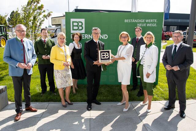 Landeshauptfrau Johanna Mikl Leitner und NÖ Bauernbundobmann LH-Stv. Stephan Pernkopf führten die prominent vertretene Gratulationsabordnung Niederösterreichs für den wiedergewählten Präsidenten Georg Strasser an. | Foto: Harald Klemm