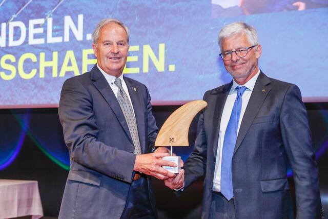 Wilfried Thoma (l.) übergibt das Steuer an den neuen Vorsitzenden des Aufsichtsrats der RLB Steiermark Josef Hainzl.  | Foto: RLB Steiermark/Peter Riedler 