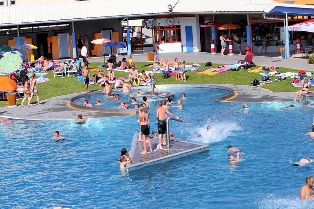 Im Erlebnisbad Voitsberg kam es zu einem tragischen Unglück in einer Wassertiefe von 1,40 m. (Symbolbild) | Foto: Cescutti