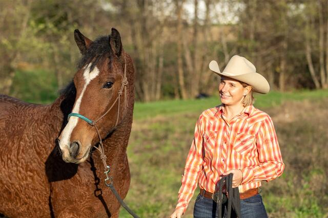 Pferdetrainerin Sabine Bernhard ist mit der Körpersprache der Tiere bestens vertraut.  | Foto: KK