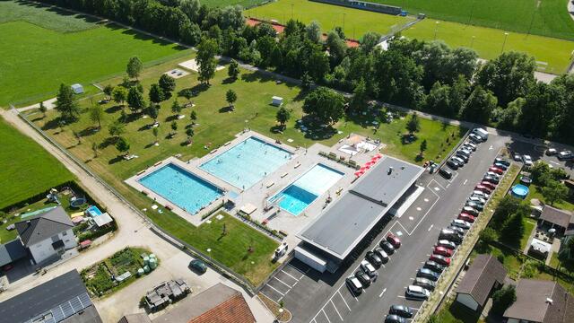 Luftaufnahme vom Freibad Mauerkirchen. | Foto: Scharinger, Gemeinde Mauerkirchen