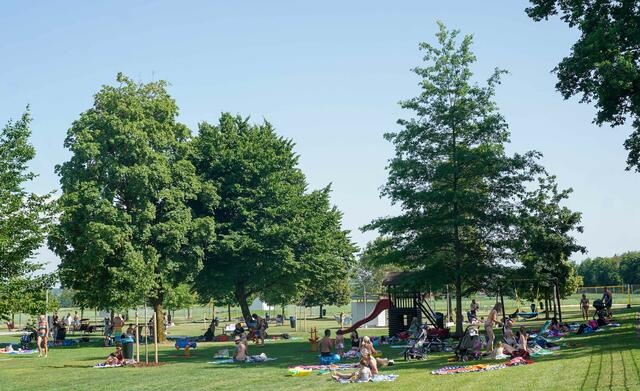 Eine sehr große Liegewiese mit einer kleinen Spielfläche lädt zum Entspannen ein. | Foto: Scharinger, Gemeinde Mauerkirchen