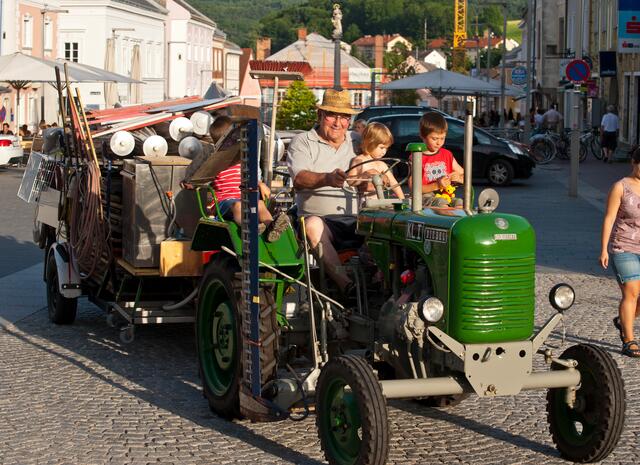 Der Marktdirektor am grünen Traktor – dieses Bild haben die Ottensheimer vor Augen, wenn sie an Adi denken. | Foto: Kurt Bayer