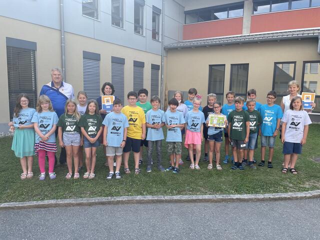 Die 3b-Klasse der Volksschule Voitsberg ist der Gewinner von "Safety goes to school" und freut sich über den Hauptgewinn. | Foto: Wiedner