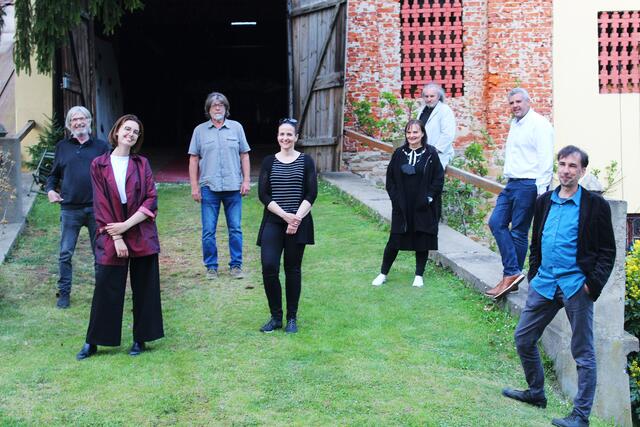 Andreas Radeschnig (Container25), Alina Volk (Projektleitung/Container25), Bernhard Teferle (StadtMacherInnen), Kulturstadträtin und Vizebürgermeisterin Michaela Lientscher, Karin Rupacher (Kuratorin/StadtMacherInnen), Manfred Mörth (Kurator/Galerie II), Bürgermeister Hannes Primus und Christof Volk (Container25) | Foto: Bernhard Teferle