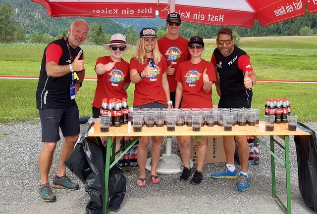 Die Ruhe vor dem Sturm: BEZIRKSBLÄTTER-Redakteurin Johanna (2. v. li.) mit einem tollen Helfer-Team an der Labestation am Ostufer des Walchsees. | Foto: privat