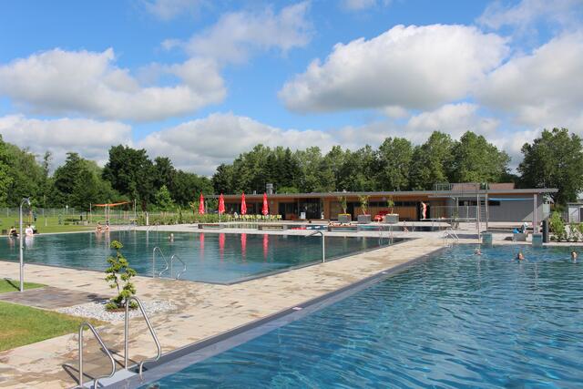 Vor allem die Schwimmer freuen sich über das große Becken. | Foto: Scharinger, Gemeinde Mauerkirchen