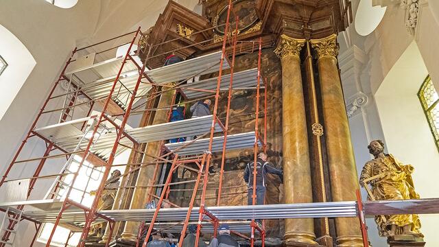 Der Ausbau des Hochaltarbilds erfolgte mit tatkräftiger Unterstützung von freiwilligen Helfern. | Foto: Pfarre Rohrbach, Karl Niedersüß
