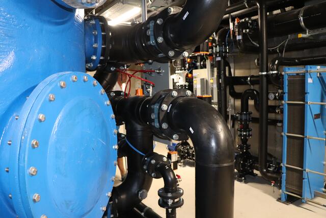 Die Bedienung der technischen Anlage unter den Becken ist nicht ganz ohne. | Foto: Haindl