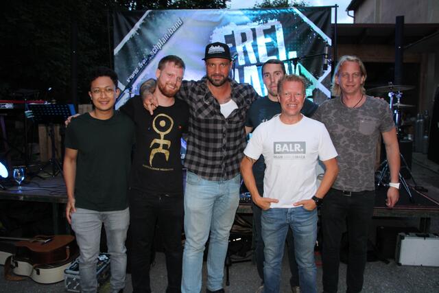 Die Band "Frei nach Plan" mit Gastgeber Stefan Fritz (2.v.r.) vom Tollhaus.  | Foto: Hofmüller (10x)