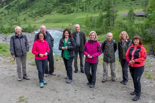 ZeitzeugInnen besuchten mit den politischen VertreterInnen das Dorfertal in Kals: v.l. Eberhard Stüber (ehemaliger Direktor des Haus der Natur in Salzburg), Landesrätin Daniela Gutschi (Salzburg), Ferdinand Eberle, ehemaliger Landesrat (Tirol), Landeshauptmannstellvertreterin und Ratsvorsitzende Nationalpark Hohe Tauern Ingrid Felipe, Max Rauscher, ehemaliger Landesrat (Kärnten), Klimaschutzministerin Leonore Gewessler, Wolfgang Retter, Theresia Hartig und Erika Rogl, Bürgermeisterin von Kals. | Foto:  NPHT/Brunner Images