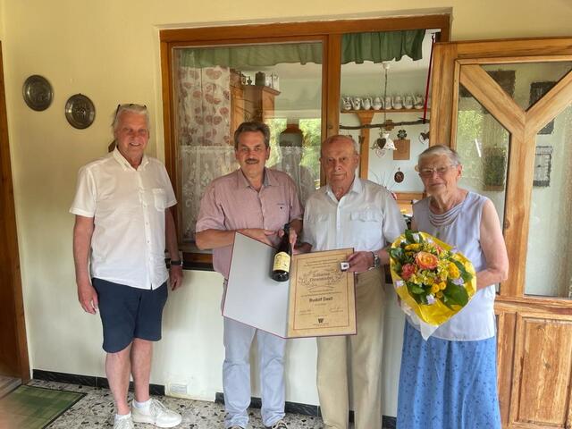 Bezirksgruppenobmann Alfred Babinsky, Teilbezirksgruppenobmann Peter Studeny, Rudolf und Theresia Dastl | Foto: Dastl