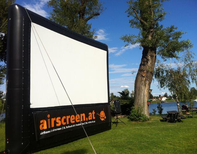 Auf einer 12-Meter-Leinwand werden die Filme "Bad Boys for Life" und "Dirty Dancing" gezeigt. | Foto: KK