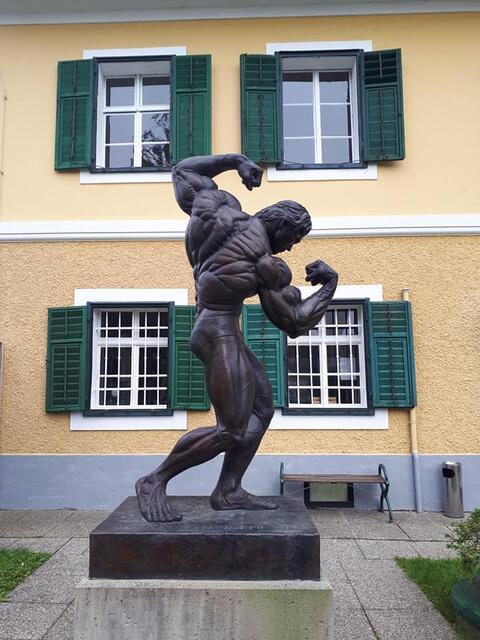 Die Statue gab’s zur Einweihung; sie steht vor dem Haus. | Foto: Privat