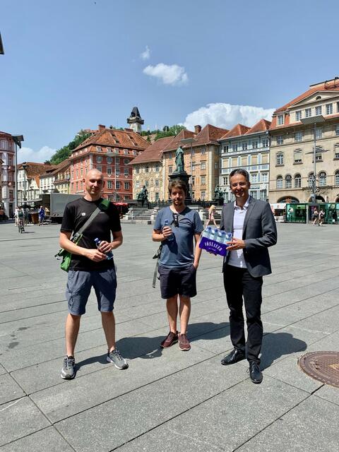 Auf Initiative von K. Hohensinner (r.) wird Wasser verteilt. | Foto: Stadt Graz